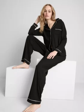 Pijamas estilo boyfriend con ribetes en contraste