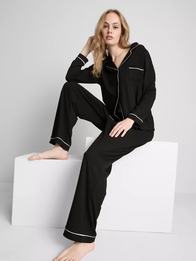 Pijamas estilo boyfriend con ribetes en contraste