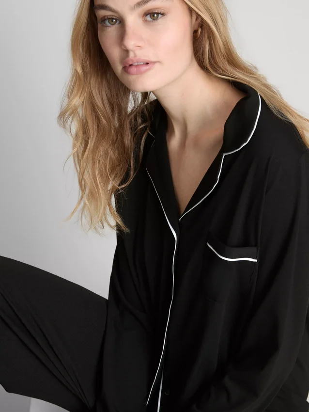 Pijamas estilo boyfriend con ribetes en contraste