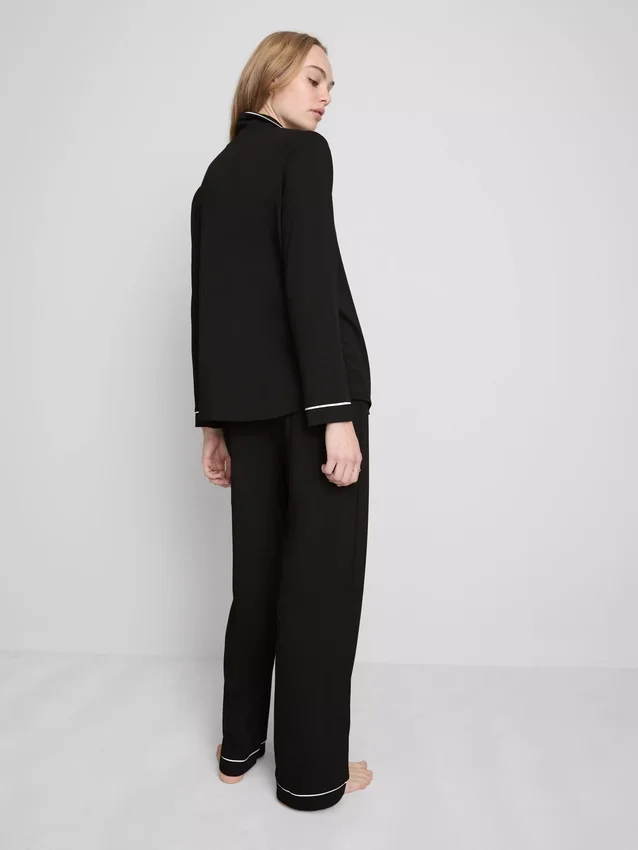 Pijamas estilo boyfriend con ribetes en contraste