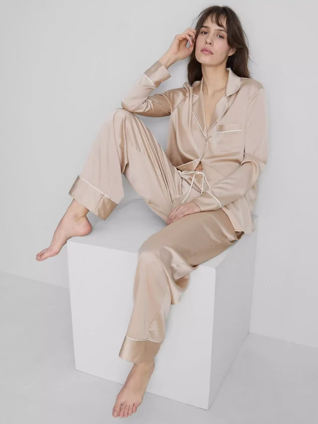 Pijamas estilo boyfriend de satén