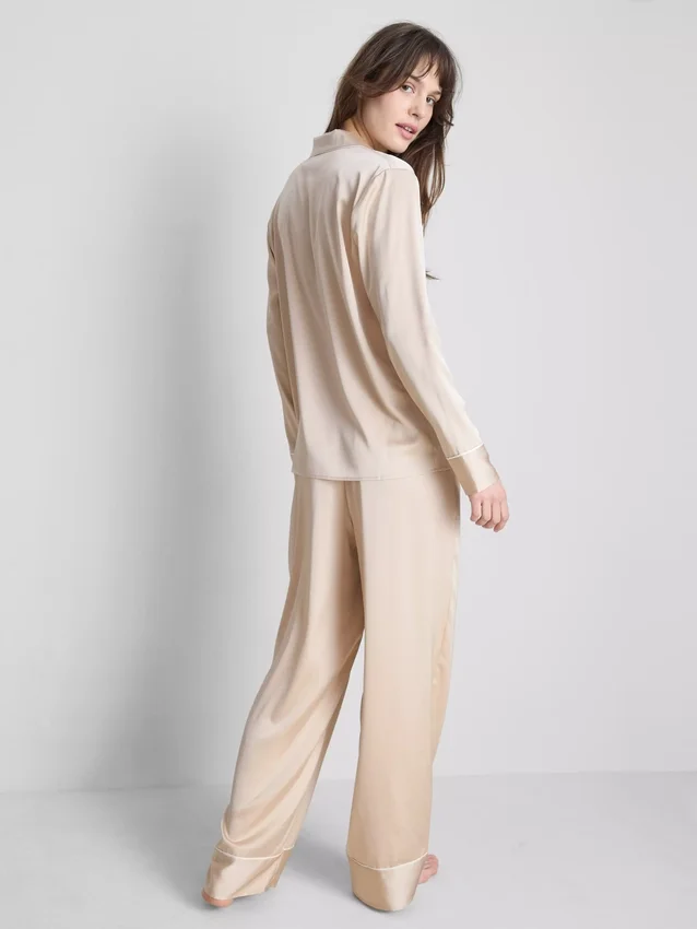 Pijamas estilo boyfriend de satén