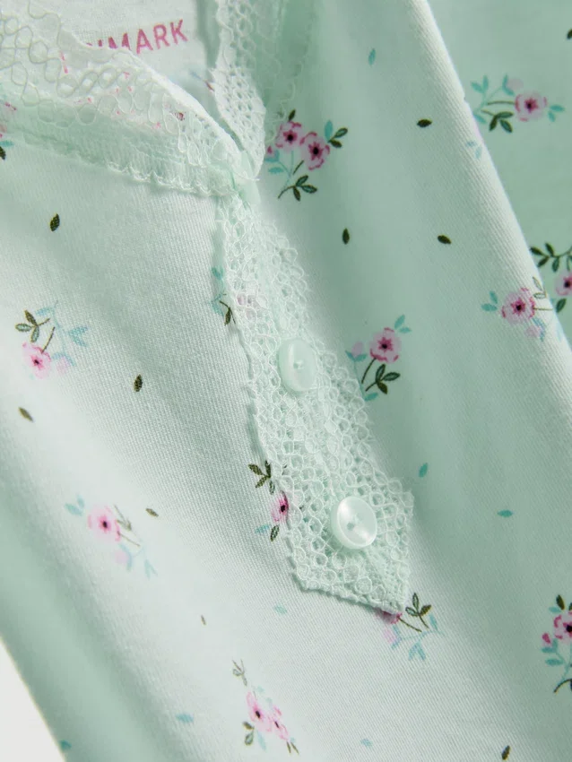 Pijamas tipo camisola con ribete de encaje