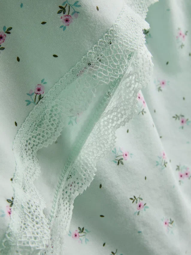 Pijamas tipo camisola con ribete de encaje