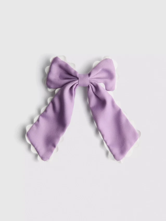 Pinza para el cabello con moño y borde festoneado