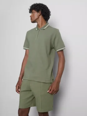 Polo con cuello con cremallera y textura