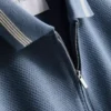 Polo con cuello con cremallera y textura