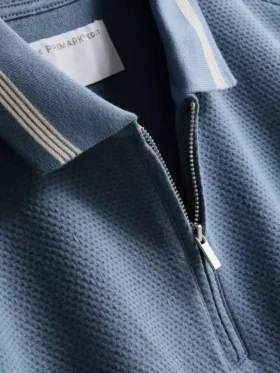 Polo con cuello con cremallera y textura
