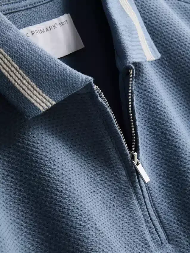 Polo con cuello con cremallera y textura