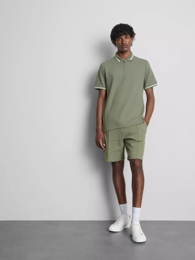 Polo con cuello con cremallera y textura