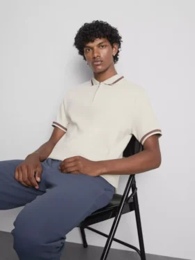 Polo con cuello con cremallera y textura
