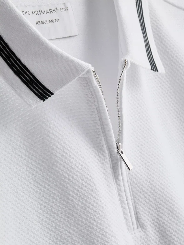 Polo con cuello con cremallera y textura