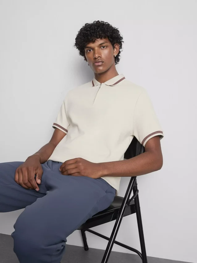 Polo con cuello con cremallera y textura