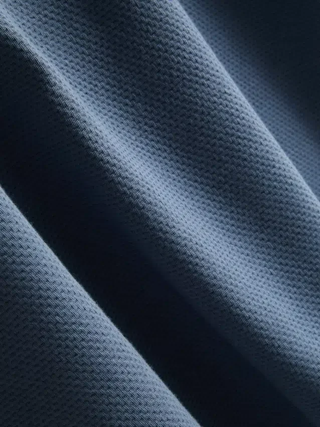 Polo con cuello con cremallera y textura