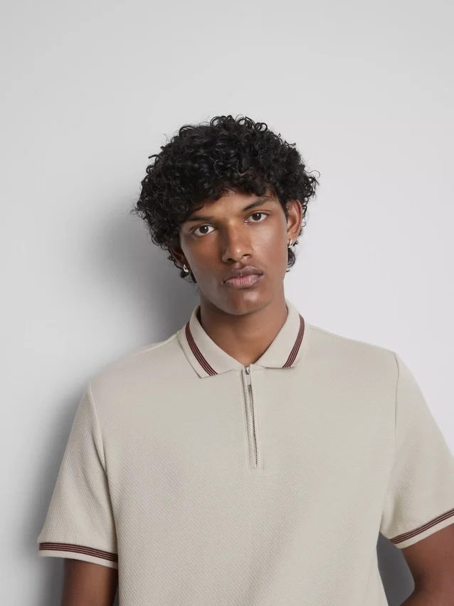Polo con cuello con cremallera y textura