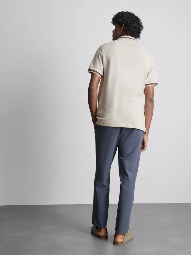 Polo con cuello con cremallera y textura