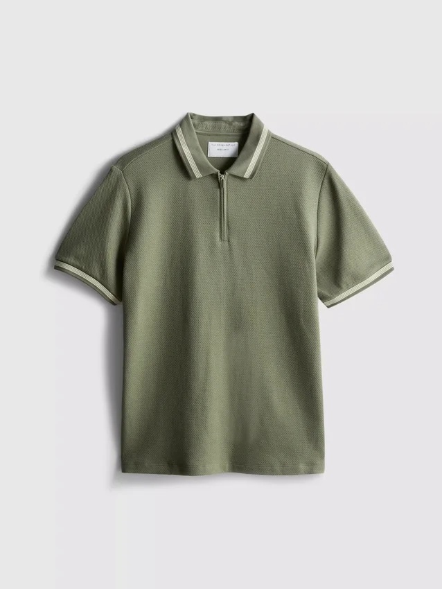 Polo con cuello con cremallera y textura
