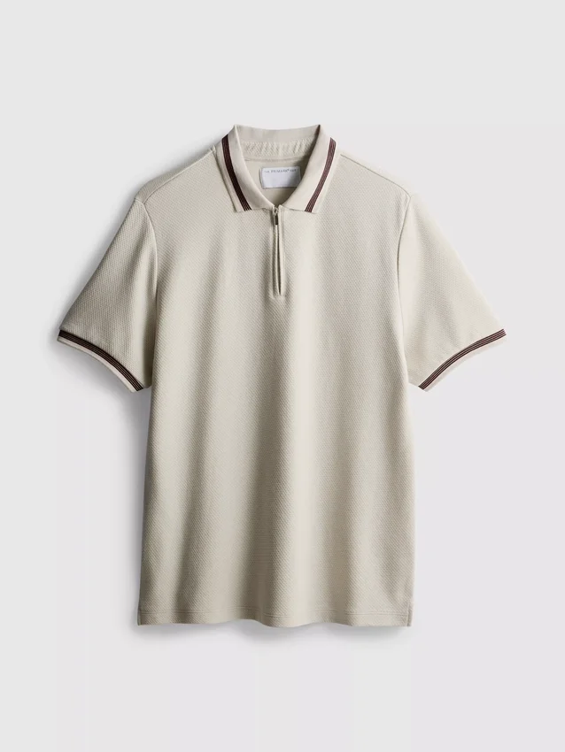 Polo con cuello con cremallera y textura