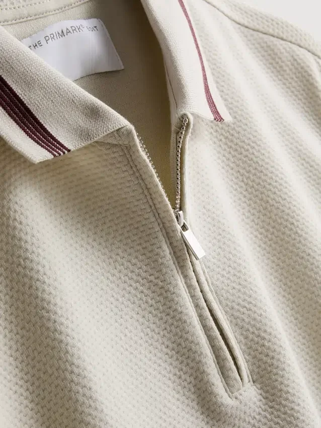 Polo con cuello con cremallera y textura