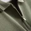 Polo con cuello con cremallera y textura