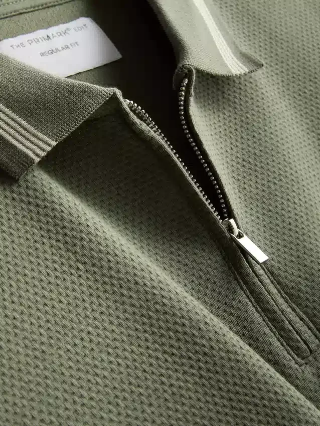 Polo con cuello con cremallera y textura