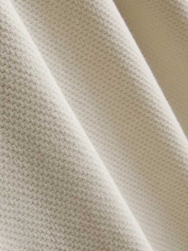 Polo con cuello con cremallera y textura