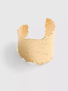 Pulsera tipo brazalete con textura