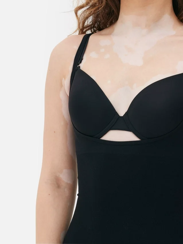 Ropa moldeadora con escote abierto hasta la mitad del muslo
