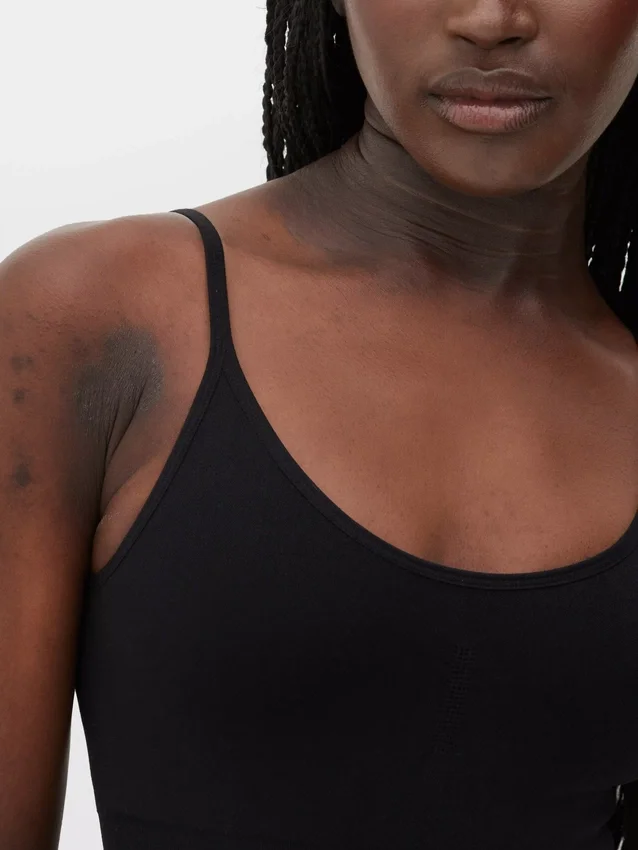 Ropa moldeadora sin costuras