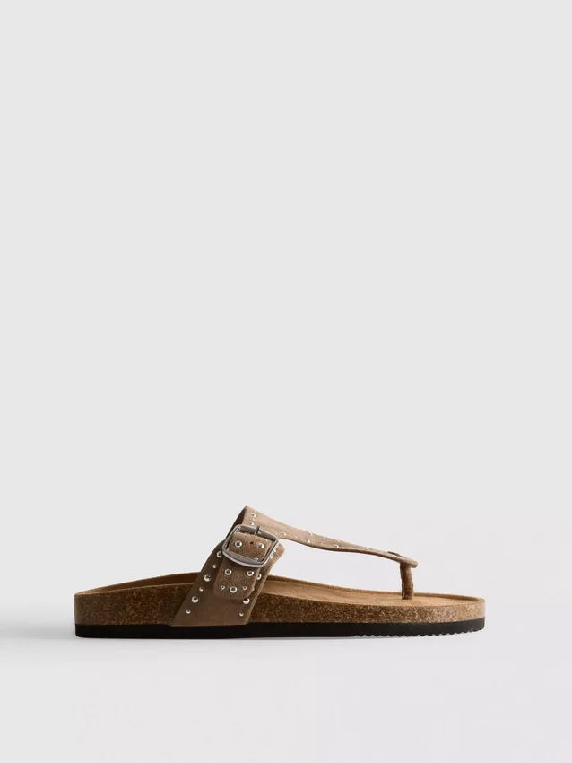 Sandalias con barra en T y tachuelas