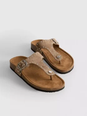 Sandalias con barra en T y tachuelas