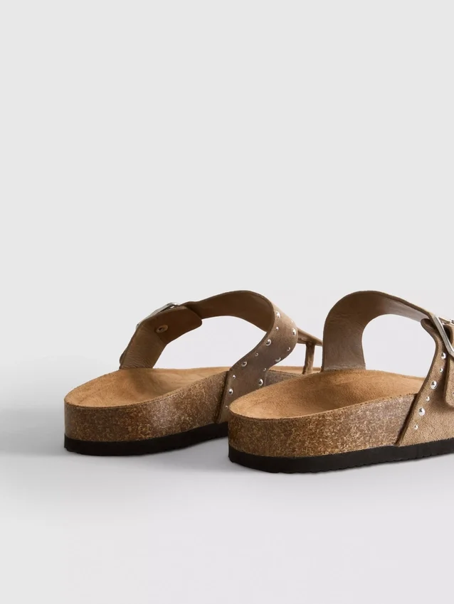 Sandalias con barra en T y tachuelas