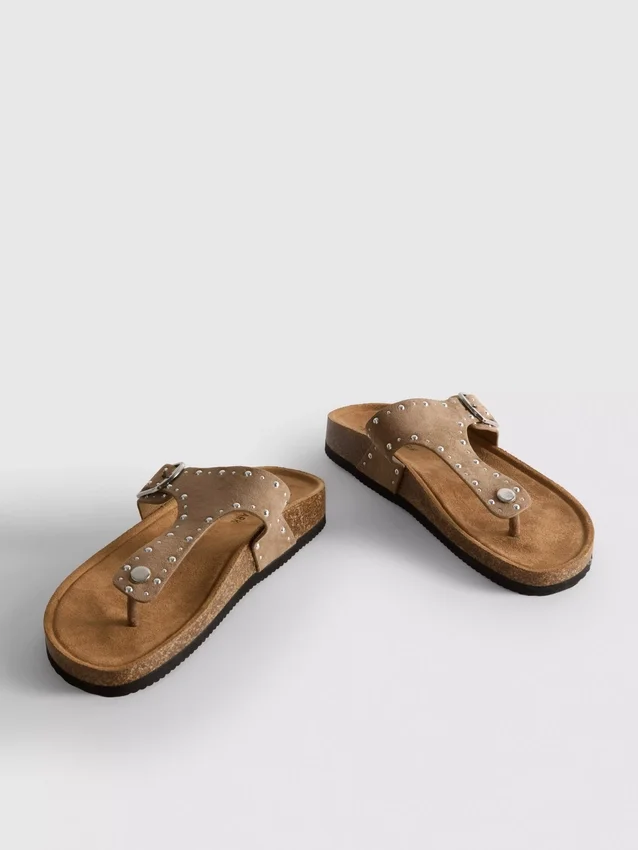 Sandalias con barra en T y tachuelas