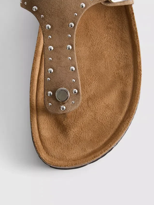 Sandalias con barra en T y tachuelas