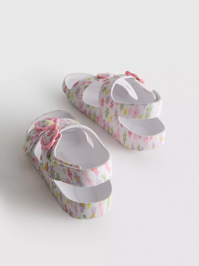 Sandalias con correa de doble hebilla estampadas