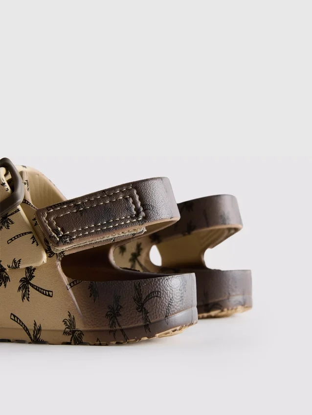 Sandalias con correa de doble hebilla estampadas