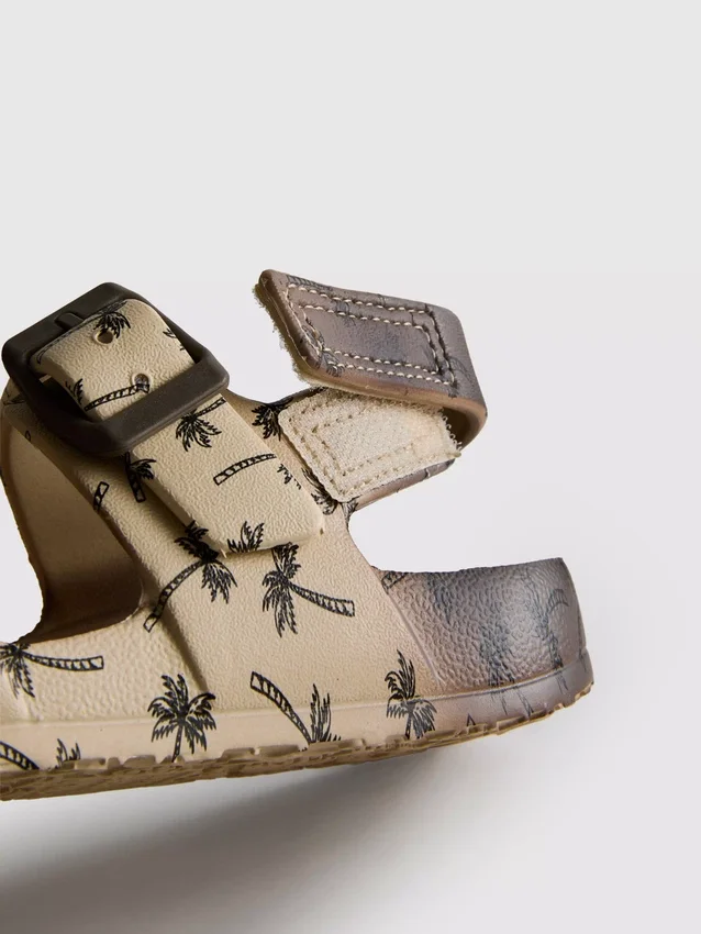 Sandalias con correa de doble hebilla estampadas