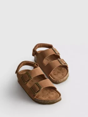 Sandalias con correas de doble hebilla