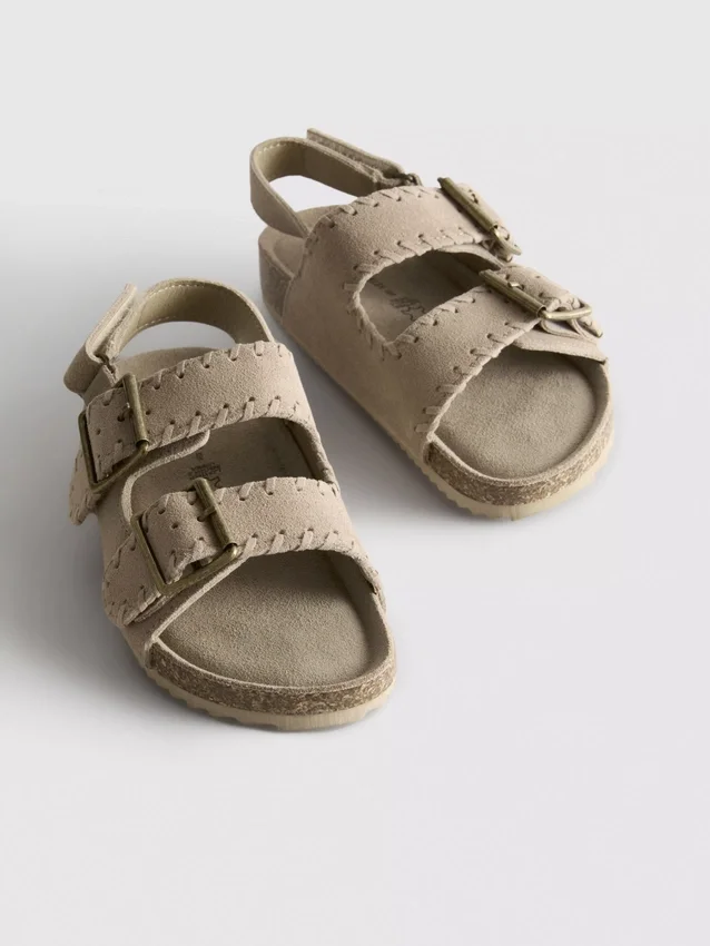 Sandalias con correas de doble hebilla