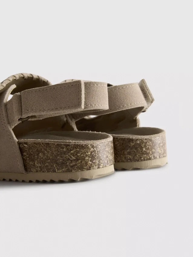 Sandalias con correas de doble hebilla