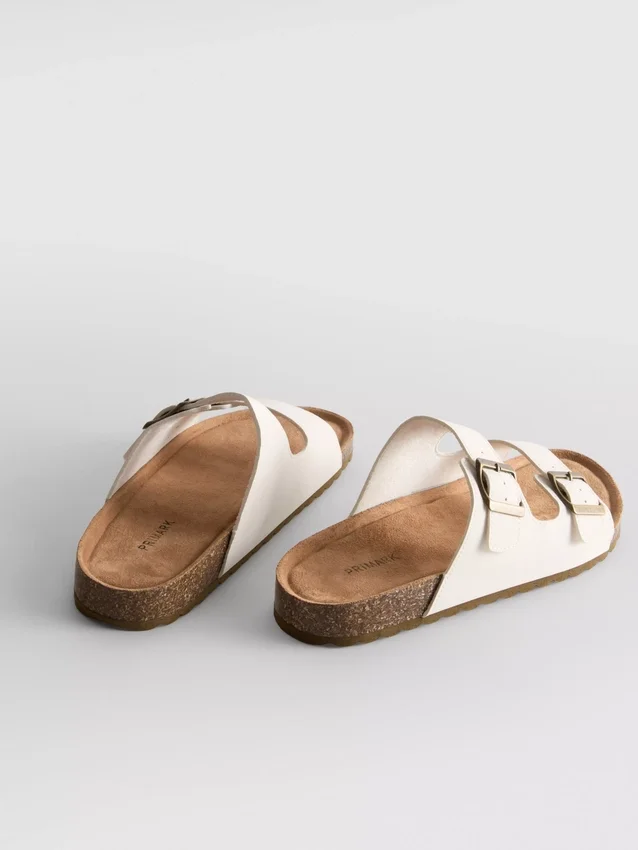 Sandalias con correas de doble hebilla