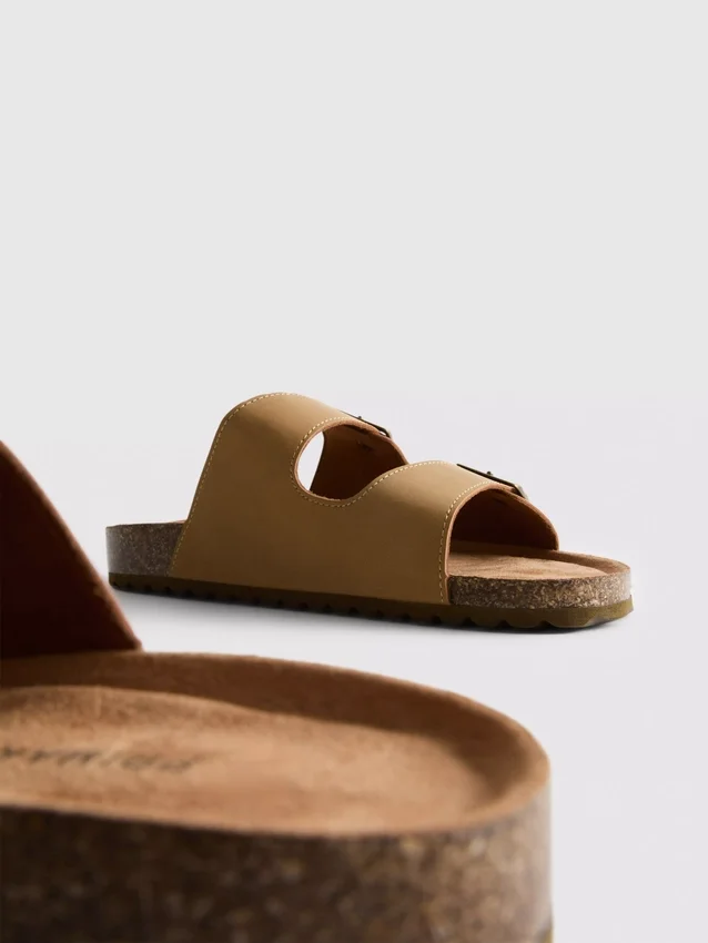 Sandalias con correas de doble hebilla