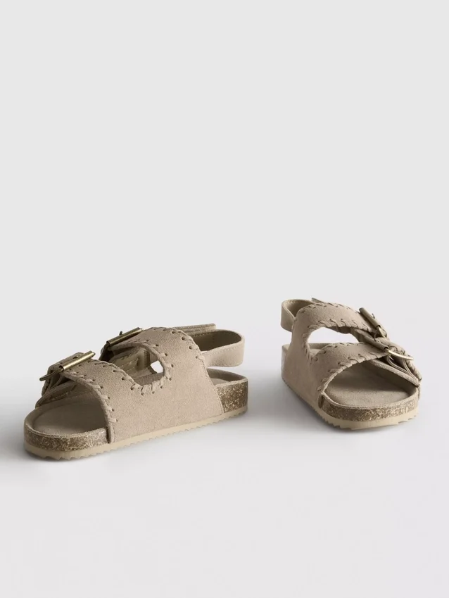 Sandalias con correas de doble hebilla