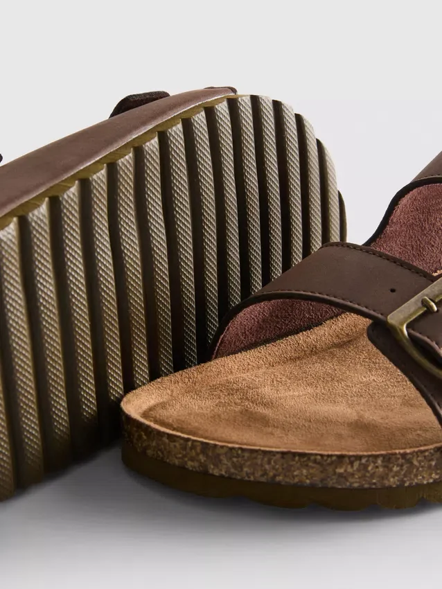 Sandalias con correas de doble hebilla