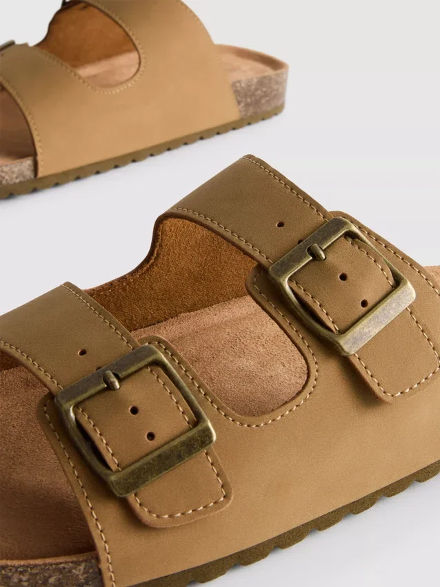 Sandalias con correas de doble hebilla