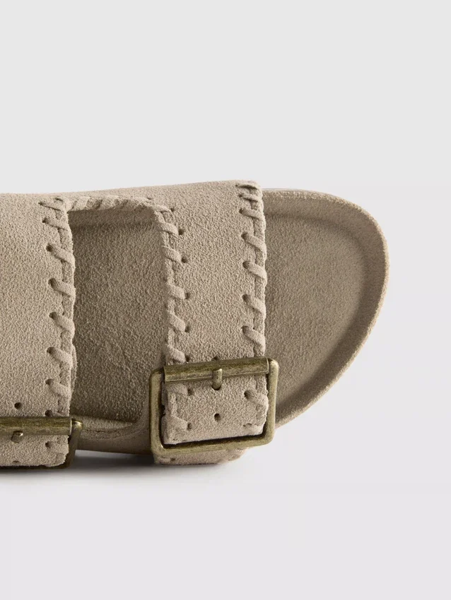 Sandalias con correas de doble hebilla