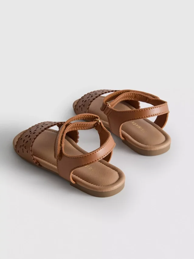 Sandalias con corte a láser