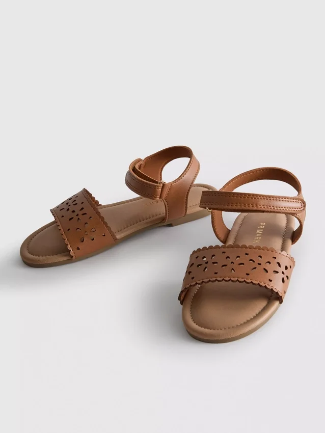 Sandalias con corte a láser