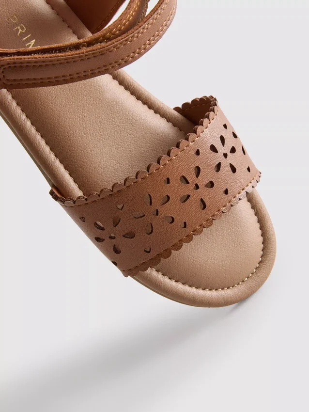 Sandalias con corte a láser