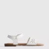 Sandalias con diseño floral cortado a láser